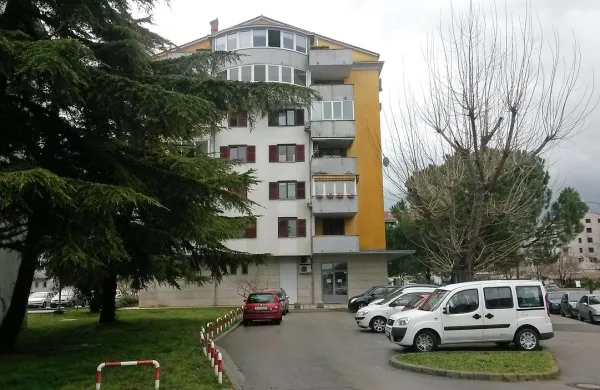 Občina bo stanovalcem blokov Obala 117 in 119 namenila manjše parkirišče pred blokom Obala 119. Lahko se zgodi, da bodo podobne zahteve zdaj posredovali tudi stanovalci drugih blokov, ki jih prav tako tare parkirna stiska. Na občini celovite rešitve še