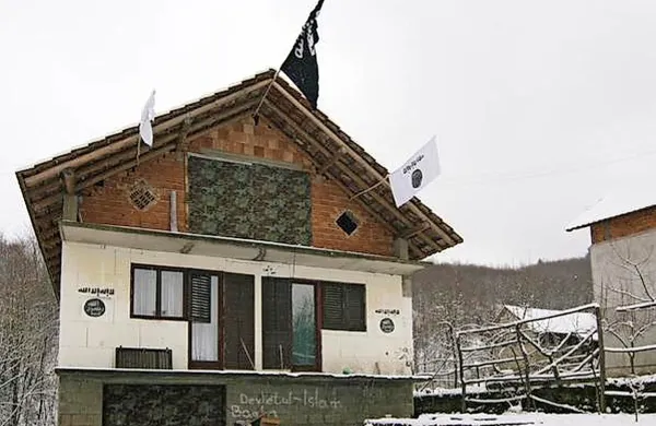 Po navedbah srbske tiskovne agencije Tanjug podatki varnostnih agencij v BiH kažejo, da več kot 150 vaščanov Gornje Maoče sodeluje v bojih v Siriji in Iraku.