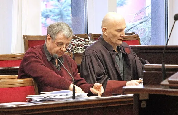 Odvetnik Boštjan Penko in Jožef Janežič (levo), ki je med postopkom v  spis vložil veliko dokaznega gradiva.  