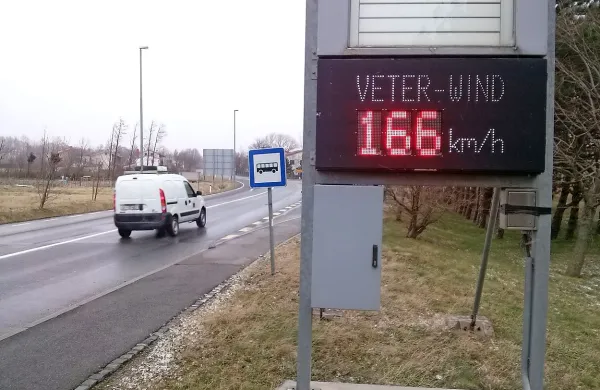  Zaradi napovedi  orkanske burje na Primorskem  in  sneženja sta poveljnika civilne zaščite  Ajdovščina in Vipava za četrtek in petek  odredila zaprtje nekaterih javnih ustanov.