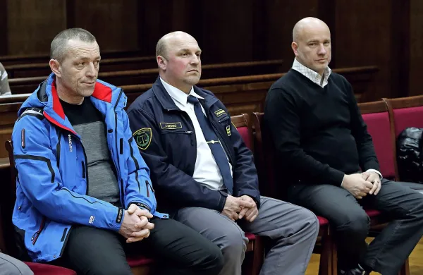 Igorja Jerota (levo) so na koprsko sodišče pripeljali iz zapora na Dobu, kjer prestaja štiriletno zaporno kazen zaradi ponarejenih dolarjev. Z  Leonom Durakovićem (prvi z desne) sta obtožena oškodovanja upnikov.