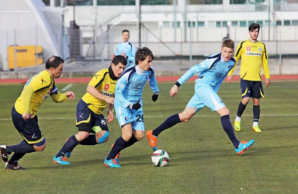Amel Džuzdanović (v modrem dresu) je bil včeraj veliko pri žogi 