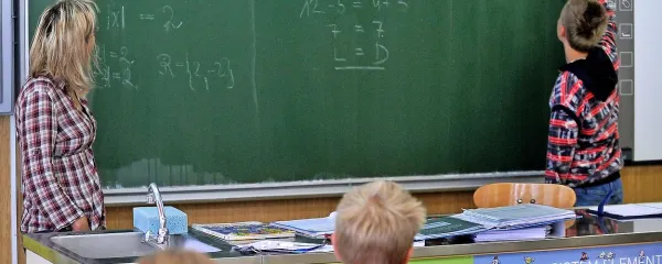 Večina učiteljev in učiteljic začne poklicno  pot z močno željo, da bi  opravili svoje izobraževalno in vzgojno poslanstvo, je prepričan Plesničar, a pri mnogih ta iskrica  zaradi občutka nemoči ugasne. 