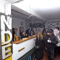 Mladi so zasedli Inde