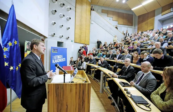 Premier Miro Cerar je danes povedal, da v vladi intenzivno razpravljajo o finančni konstrukciji drugega tira in bodo poskušali ujeti rok za prijavo za evropski denar.