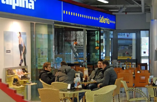 Sladkarnica v Mercatorjevem centru v Kromberku se je med hujšimi kršitelji znašla zaradi banalnega razloga - ....