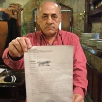 Fabricijo Labinjan z zapisnikom, ki ga je med ponovnim pregledom lokala sredi decembra napisal inšpektor za varno hrano. “Ugotovil je, da je vse v redu. Zakaj je bilo potrebno čez toliko mesecev spet udariti po nas?” ne more razumeti Labinjan.  