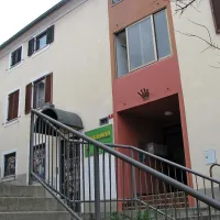 Vhod v stavbo na Krpanovi ulici 11, kjer je občasno živel Bonich.