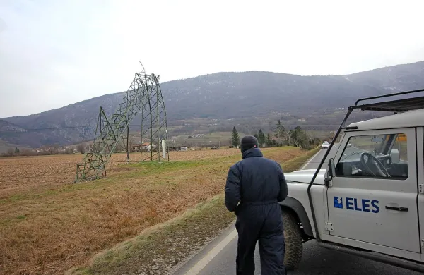 Zaradi burje in snega brez elektrike več kot 5500 odjemalcev