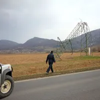 Zaradi burje in snega brez elektrike več kot 5500 odjemalcev