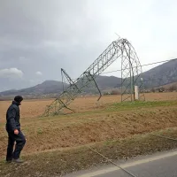 Burja je podrla daljnovod pri Ozeljanu. 