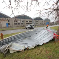 S strehe nekdanjih proizvodnih hal Lipa Ajdovščina je odneslo pločevino.