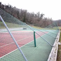 Ograja tenis igrišča pri šoli v Dobravljah.