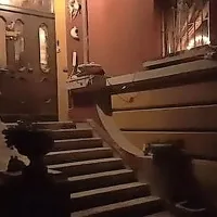 V Grivčah   je danes zjutraj  eno od hiš podrlo na sosednjo hišo.  Pošta Dobravlje je zaprta, ker ji je odneslo del strehe. 
