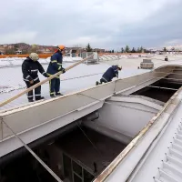Burja je odtrgala del strehe na prozvodni hala Cimosa