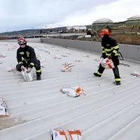 Z vrečami peska so gasilci obtežili strehe na halah na Srminu