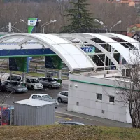 Burja je odkrila del strehe na bencinski črpalki na Škofijah