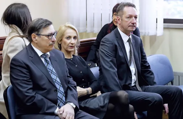 Boris Popovič, Sabina Mozetič in Rajko Srednik (z desne proti levi) v pričakovanju odločitve višjih sodnikov. 