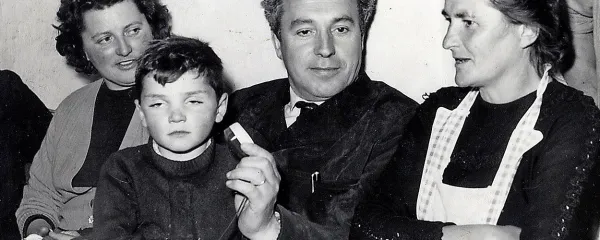 Milko Matičetov in pripovedovalka Colomba Bordőmawa v Reziji v šestdesetih letih 