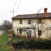 Rojstni hiši Milka Matičetovega na robu Koprive se po domače reče Pri Matičetovih. Bo postala muzej?