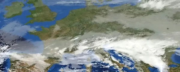 Ciklon se je pozno sinoči začel umikati.