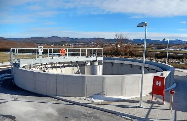 Na pivški občini računajo, da se bo čim več občanov na novo kanalizacijo in čistilno napravo (na fotografiji) priključilo v roku štirih mesecev, saj bodo v tem obdobju plačali le polovico prispevka. 