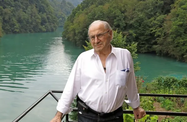 Saša Vuga na domačem  balkonu, pod katerim se združita Soča in Idrijca.  