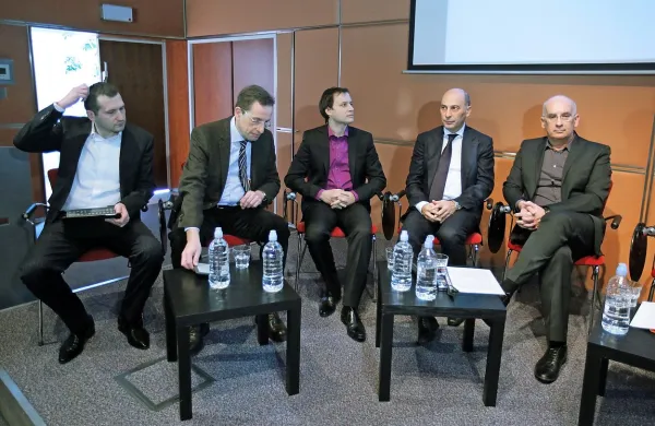 Zagovorniki privatizacije, ki se zavzemajo za depolitizacijo slovenskega gospodarstva, so se danes zbrali v Ljubljani, kjer so poudarili pomen privatizacije za razvoj gospodarstva in odpiranje novih delovnih mest.