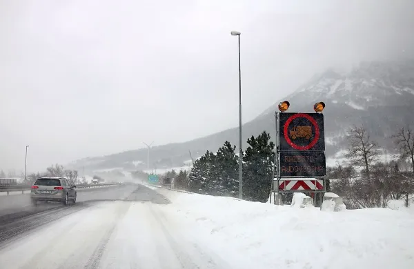 Burja povzroča velike težave tudi v prometu.