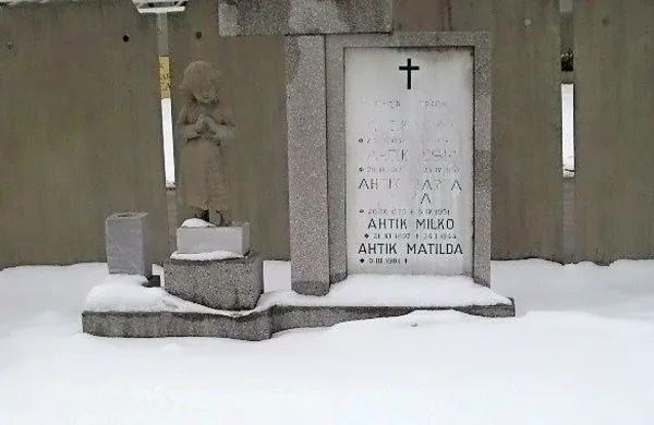 Za Ahtikov grob &scaron;e skrbijo