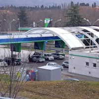 Na Škofijah je burja odpihnila del nadstreška na bencinskem servisu.