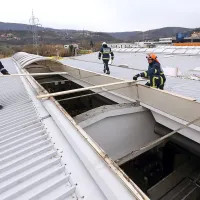 Prekrivati so morali tudi streho Cimosove hale v Kopru.