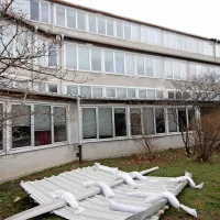 Že klasičen prizor: s strehe osnovnošolske stavbe je odneslo del kritine. Otroci so bili k sreči doma. 