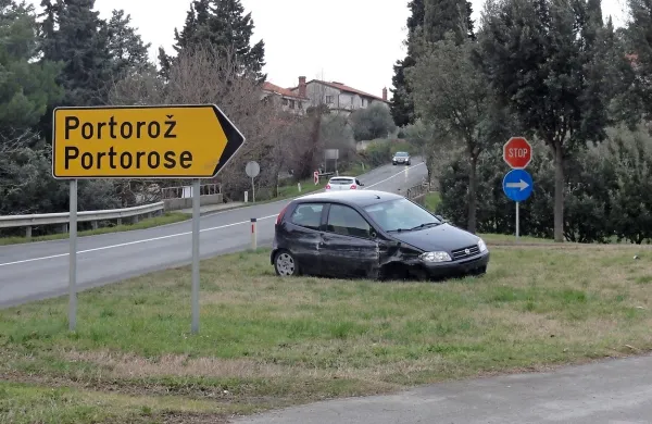 Vozniki, ki vsak dan vozijo med Lucijo in Valeto, se že več dni sprašujejo, kaj na zelenici ob križišču proti Luciji dela poškodovan fiat punto. 