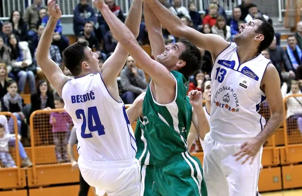Stipe Modrič (13) in Jure Besedič bosta imela v Mariboru  veliko dela pod košema.