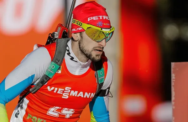 Slovenski tekmovalec Jakov Fak je zmagal na sprinterski tekmi biatlonskega svetovnega pokala v Novem Mestu na Češkem.