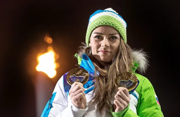 Tina Maze z olimpijskima kolajnama iz Sočija.