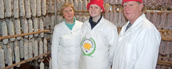 Jožica, Patricija in Rajko Kragelj (z leve) med salamami in klobasami.
