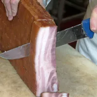 Priprava hamburške slanine za pakiranje.