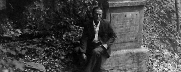 Valerij Jakomin - Jelen ob spominskem obeležju pri nekdanjem bunkerju v grapi pod Hrpeljci pod vasjo Boršt.