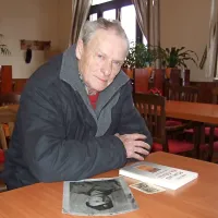 Fulvijo Jakomin je zelo ponosen na svojega očeta  Valerija Jakomina - Jelena (na fotografiji na mizi), edinega preživelega iz bunkerja Komande mesta Koper pod Borštom.  