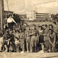 Po osvoboditvi so se preživeli borci Komande mesta Koper, ki se je po usodnem 9. februarju 1945 oblikovala na novo,  odpravili izlet z barko od Kopra do Valdoltre. Med izletniki je bil tudi tedaj komaj šestletni Fulvijo Jakomin (v ospredju) z mamo in