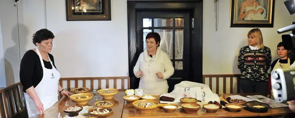 Marija Merljak (v sredini) je z gospodinjami iz vse Slovenije v TV oddaji kuhala raznovrstne žgance. 