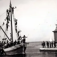 Prihod “gusarjev” s “sužnji” - novinci  srednje pomorske šole - v Piran, z bracero, približno leta 1960, ob tradicionalnem pomorskem krstu. Pirančan Vinko Oblak ima zbirko fotografij pomorskih krstov v Piranu, ki jih je predvajal na predstavitvi knjige