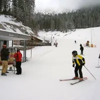 Z višine v megli do spodnje postaje gondolske žičnice  