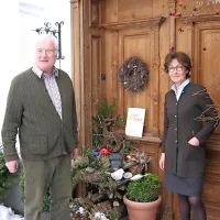 Gabi in Michael Floymayr pred hotelom, ki brez turistov postane hotel Mama.