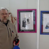 Marko Lupinc poleg motivov kraških noš izdeluje tudi grafike “pušeljcev”. “Veliko ljudi jih obesi na vhod in pravi, da je to njihov znak slovenstva,” pojasni.