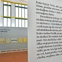 Na razstavi La Grande Trieste gledalca pozdravi tudi znamenit Kosovelov opis tega mesta.  