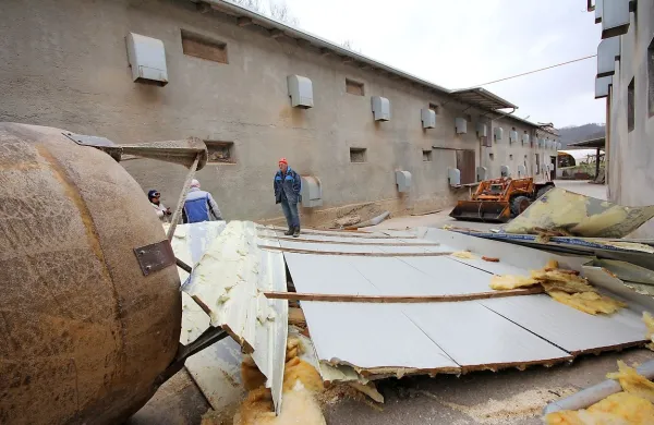 Burja je odkrila streho puranje farme v Spodnji Branici. Poveljnik regijskega štaba Civilne zaščite za Severno Primorsko Samo Kosmač je povedal, da so zaradi burje v minulih dneh opravili 71 intervencij.
