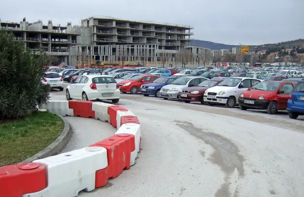Več reda na parkiri&scaron;ču za tržnico